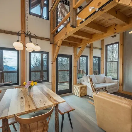 Standing Bear Retreat Pet Friendly, Hot Tub, Fire Pit & Mountain Views! Villa